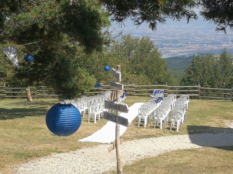 Organiser un mariage avec cérémonie en extérieur dans un parc verdoyant en Ardèche